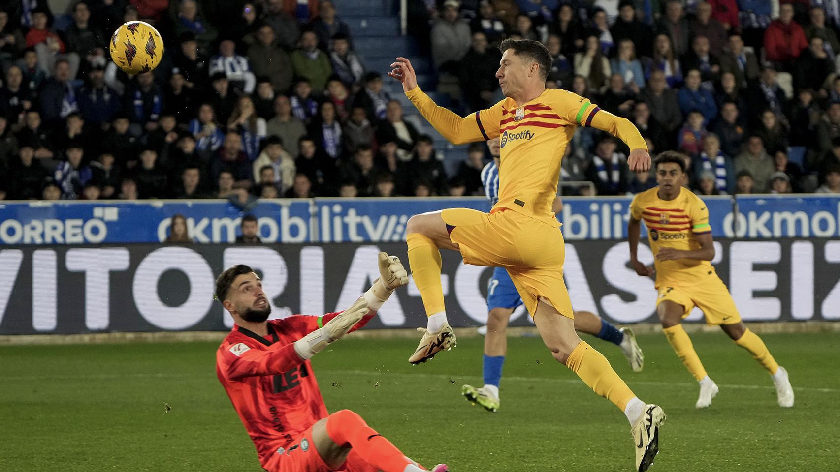 Lewandowski define magistralmente por encima del portero del Deportivo Alavés