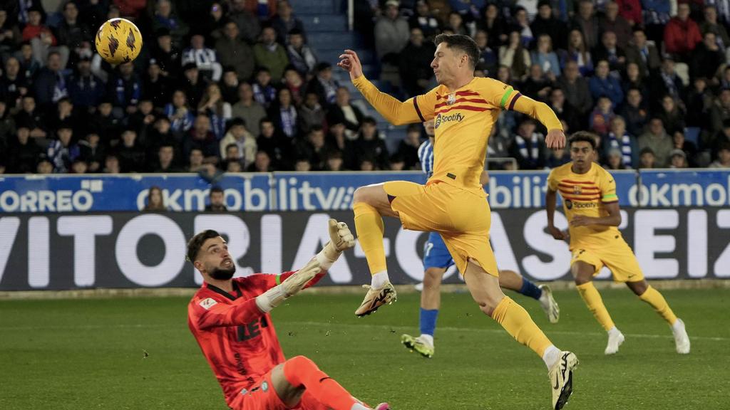 Lewandowski define magistralmente por encima del portero del Deportivo Alavés