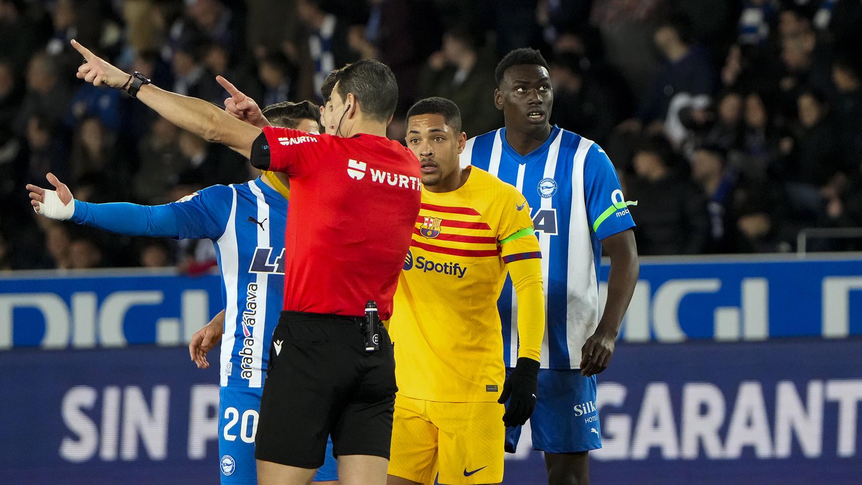 Martínez Munuera expulsa a Vitor Roque por doble amarilla