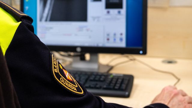 Fotografía de un agente de la Guardia Urbana examinando la captura del radar del vehículo que circulaba a 170 km/h en la Ronda de Dalt