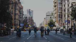 Gente paseando por las carreteras por la iniciativa 'Obrim Carrers' en Barcelona