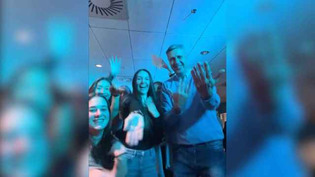 El alcalde de Badalona, Xavier García Albiol, se marca unos bailes en TikTok con los voluntarios de la Cabalgata de Reyes