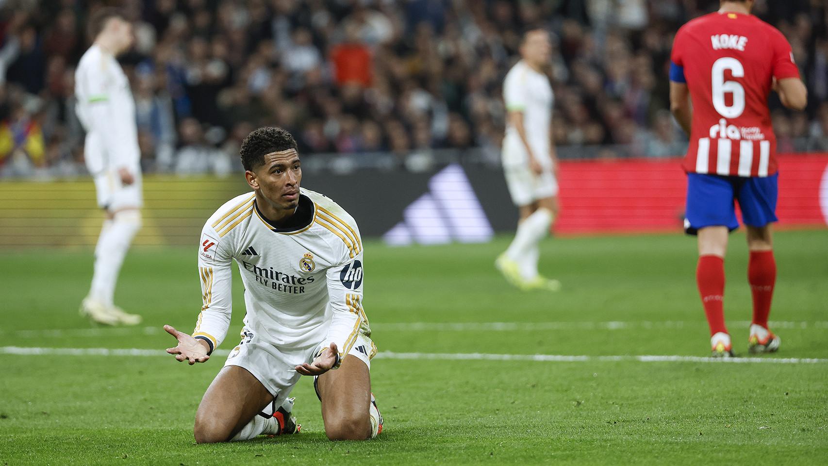 Bellingham, en el suelo, durante el partido del Real Madrid contra el Atlético