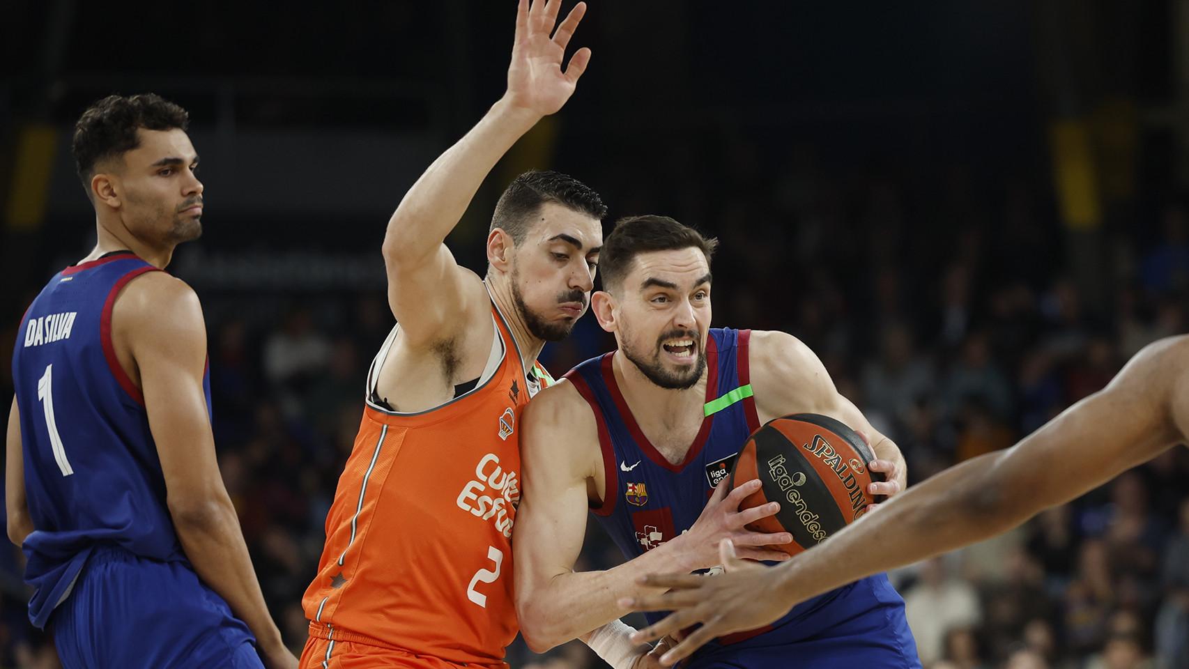 Satoransky protege el balón ante la marca de un jugador del Valencia