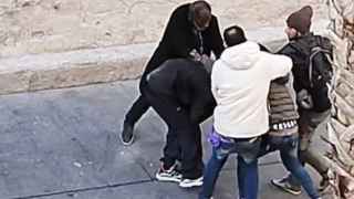 Captura de pantalla de la agresión en el Arc de Sant Agustí