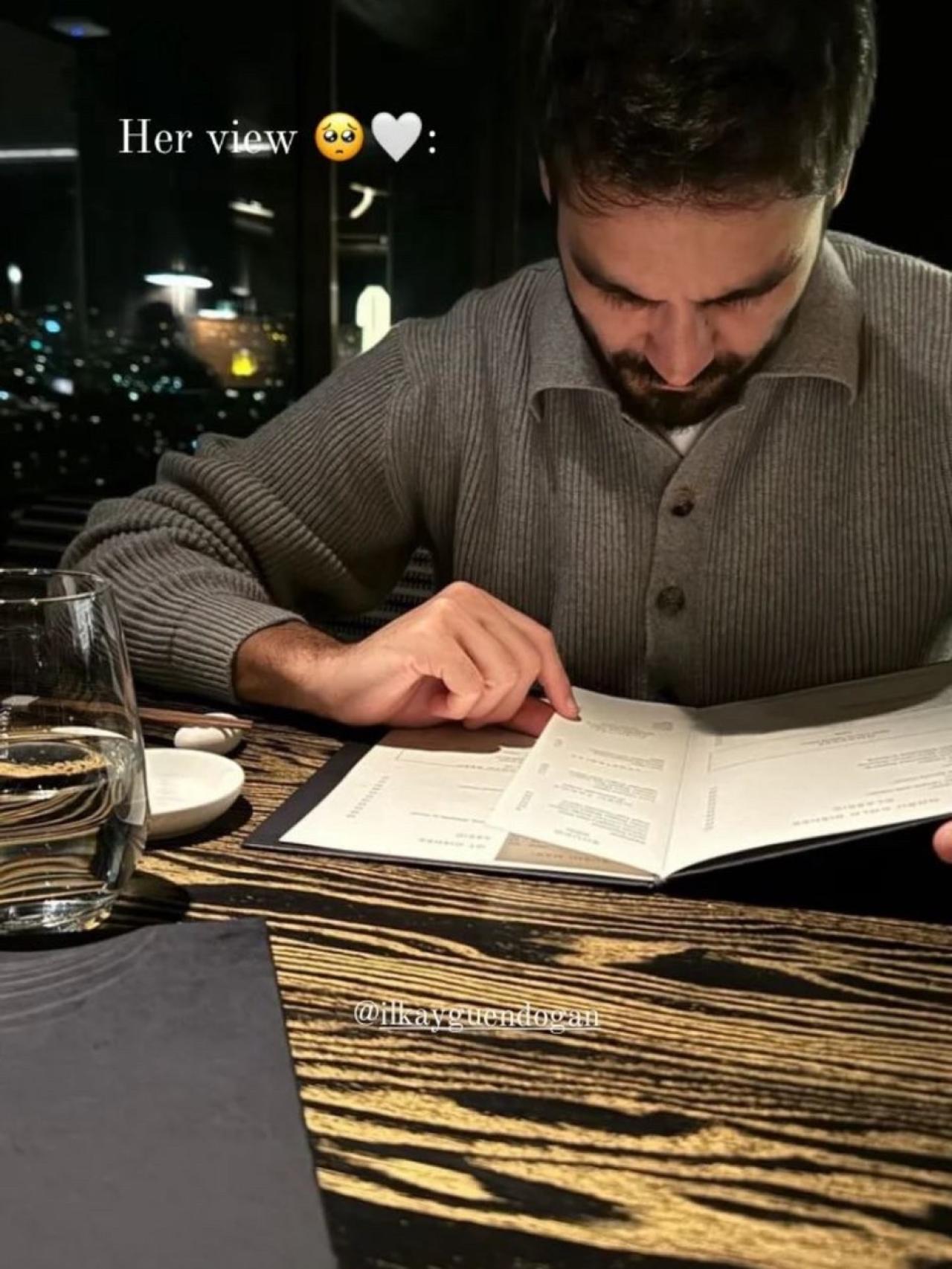 Gundogan, durante una cena romántica en Barcelona