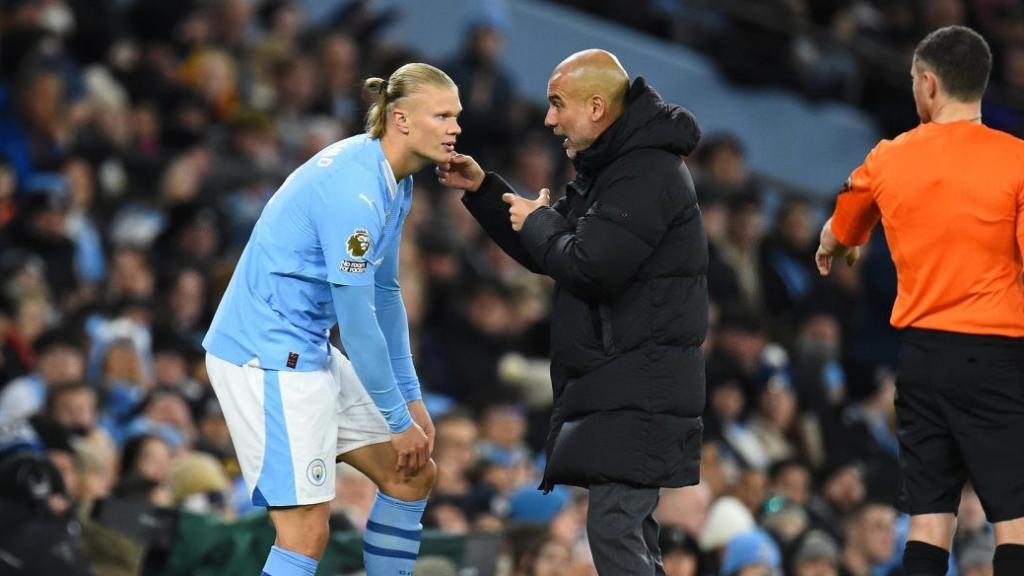 Guardiola da indicaciones a Haaland en un partido de Premier League