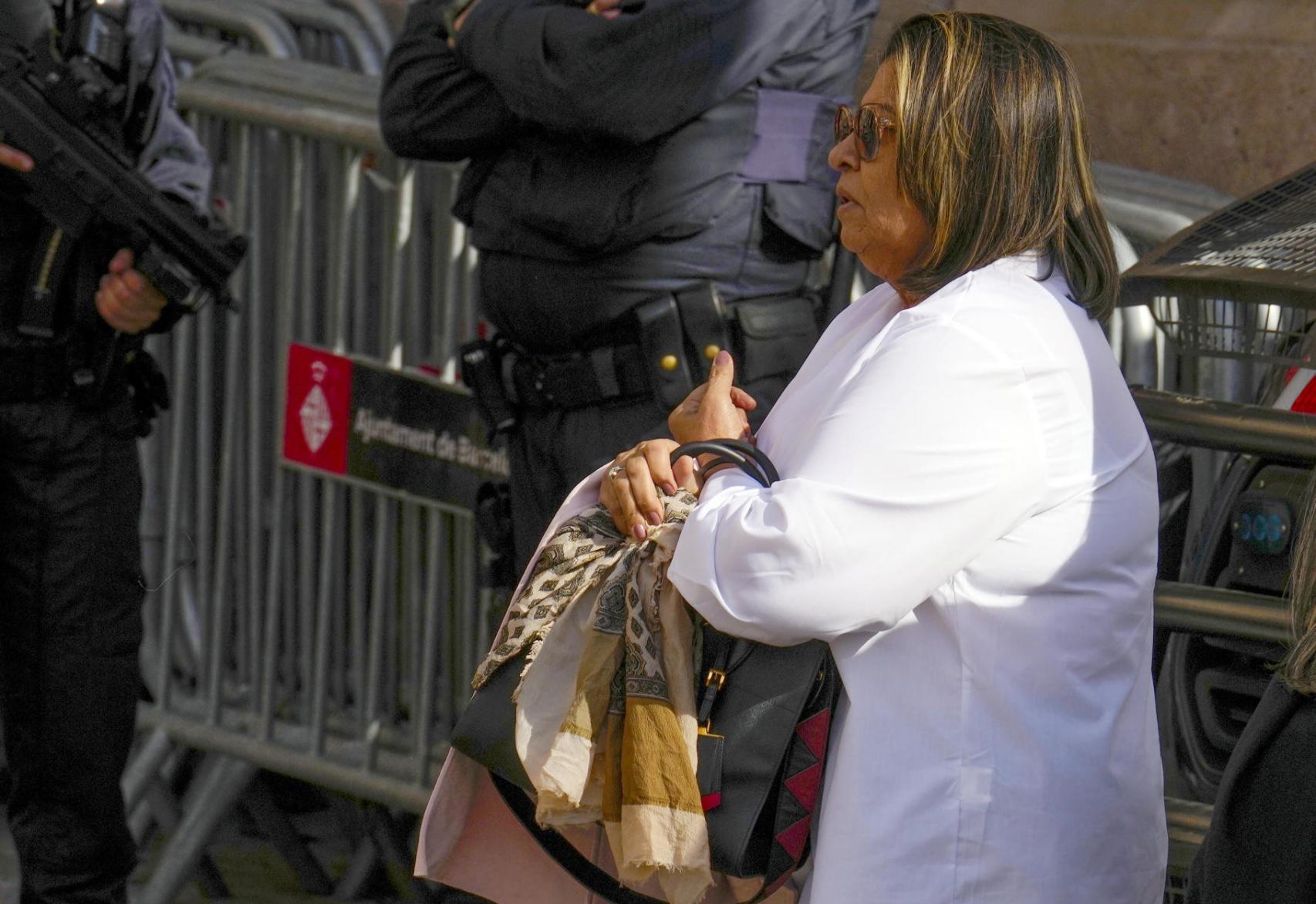 La madre de Dani Alves a la llegada a los juzgados