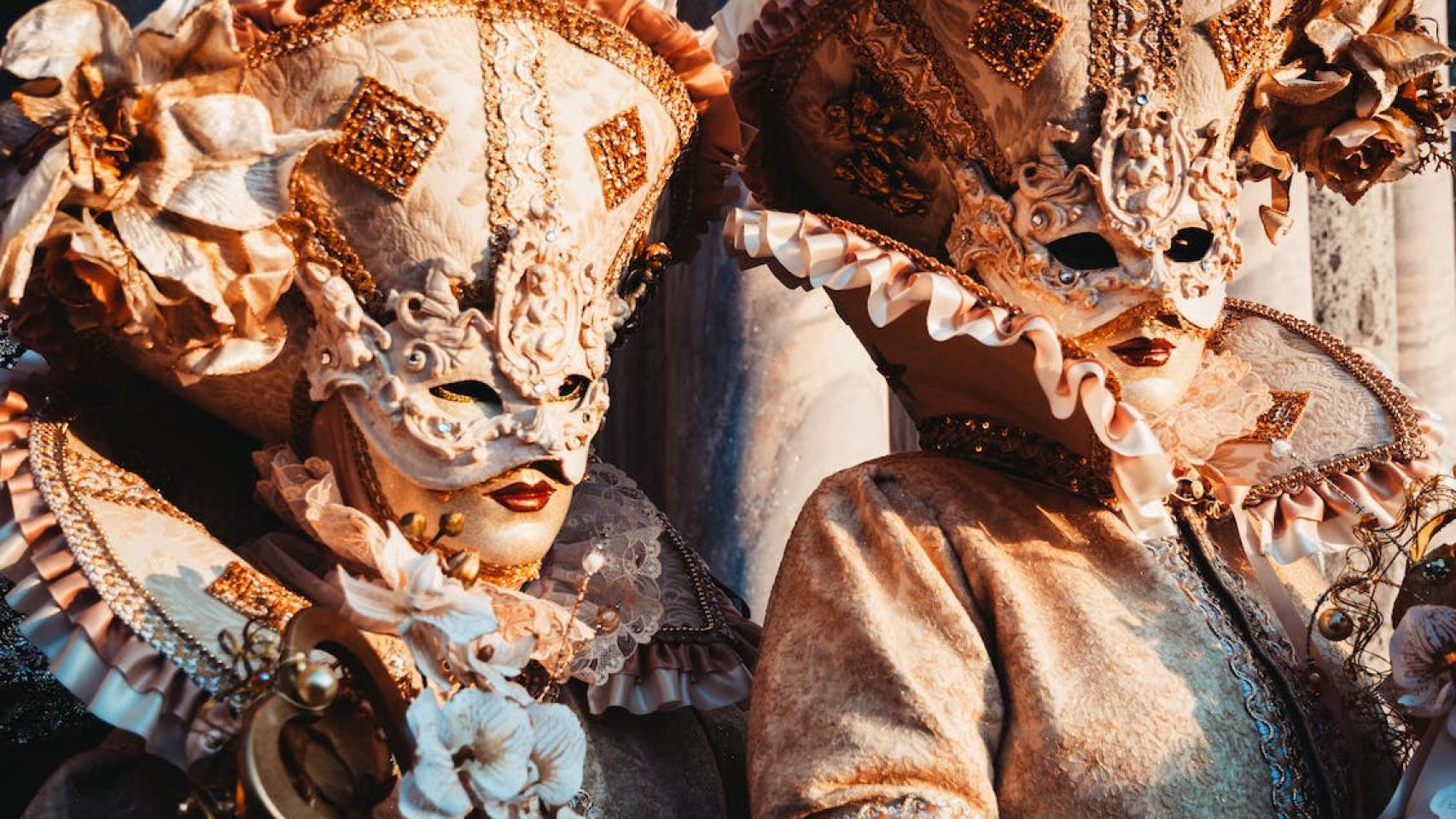 Dos personas con máscaras