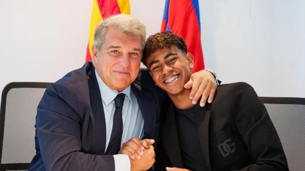 Joan Laporta y Lamine Yamal, durante la renovación de su contrato con el Barça