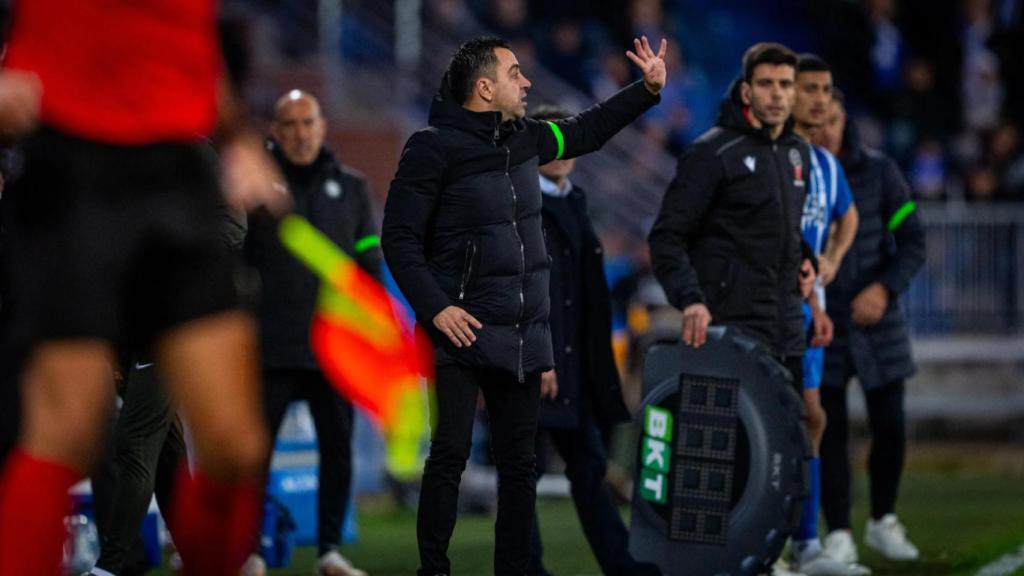 Xavi Hernández dirige a los futbolistas del Barça en la victoria sobre el Alavés