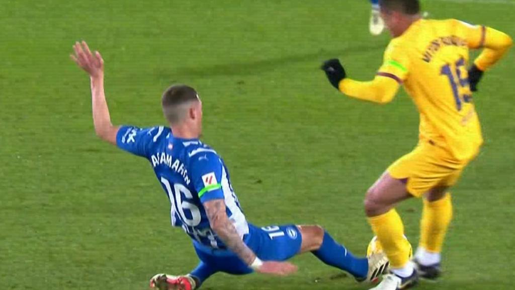 La secuencia de la falta de Vitor Roque sobre Rafa Marín, motivo de la segunda amarilla en el Alavés-Barça