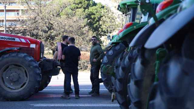 Los agricultores aparcan sus tractores en el centro de Barcelona