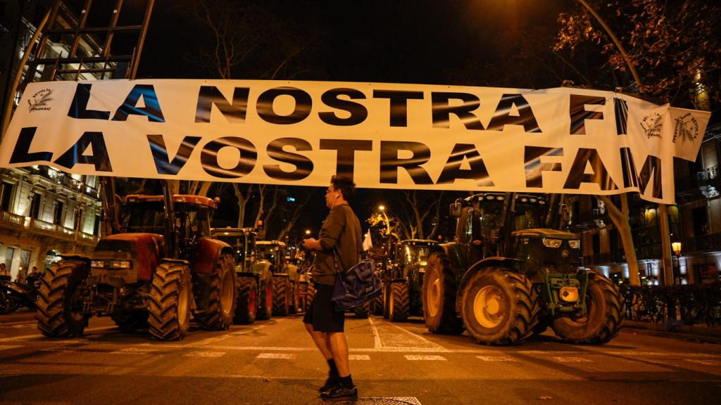 Tractores aparcado en la Gran Vía de Barcelona
