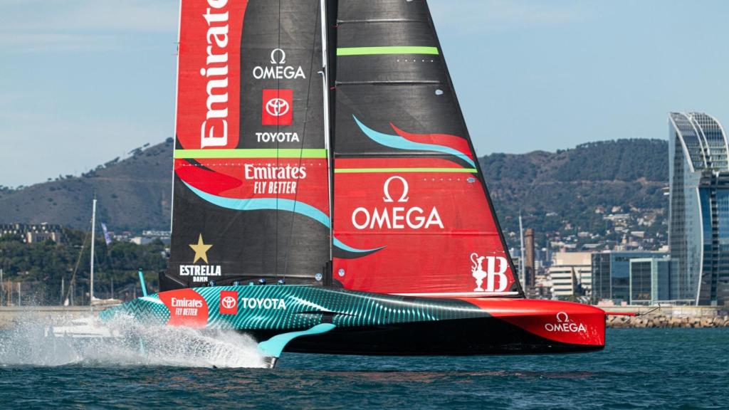 Una embarcación del equipo de Nueva Zelanda de la Copa América de vela en Barcelona