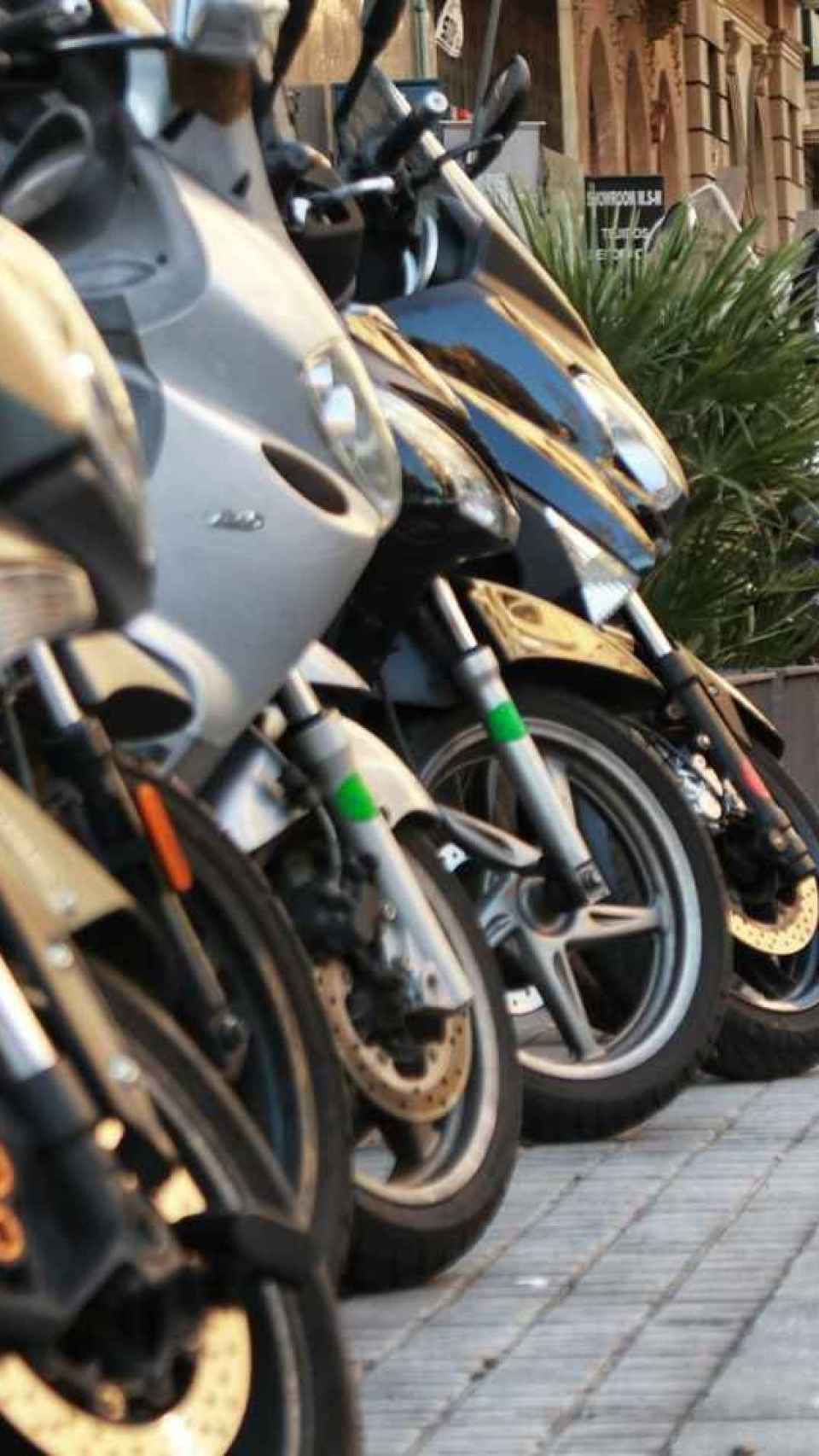 Motos estacionades sobre la vorera