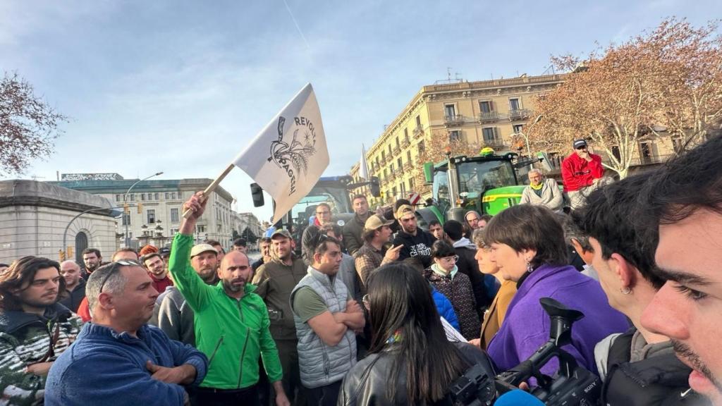 Agricultores se concentran ante la entrada al parque de la Ciutadella