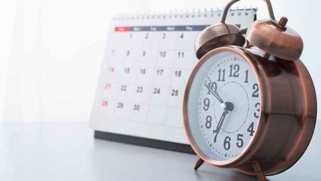 Un calendario junto a un reloj en una imagen de archivo