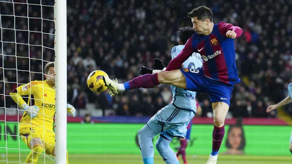 Robert Lewandowski prueba un remate contra Osasuna en Liga