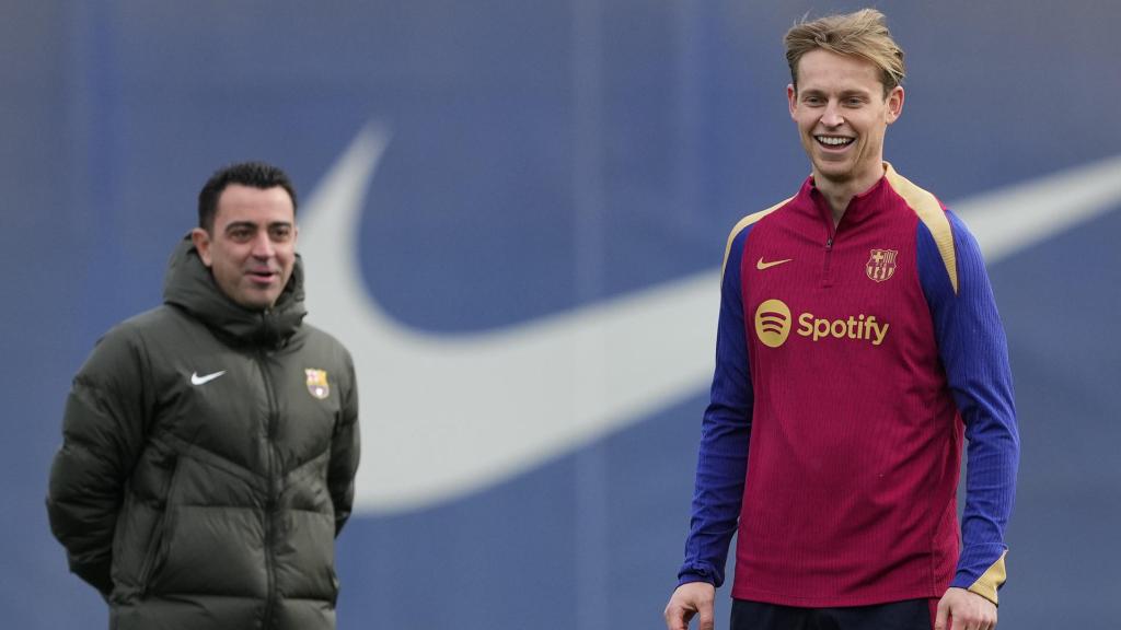 Xavi Hernández, con Frekie de Jong, en el entrenamiento del sábado