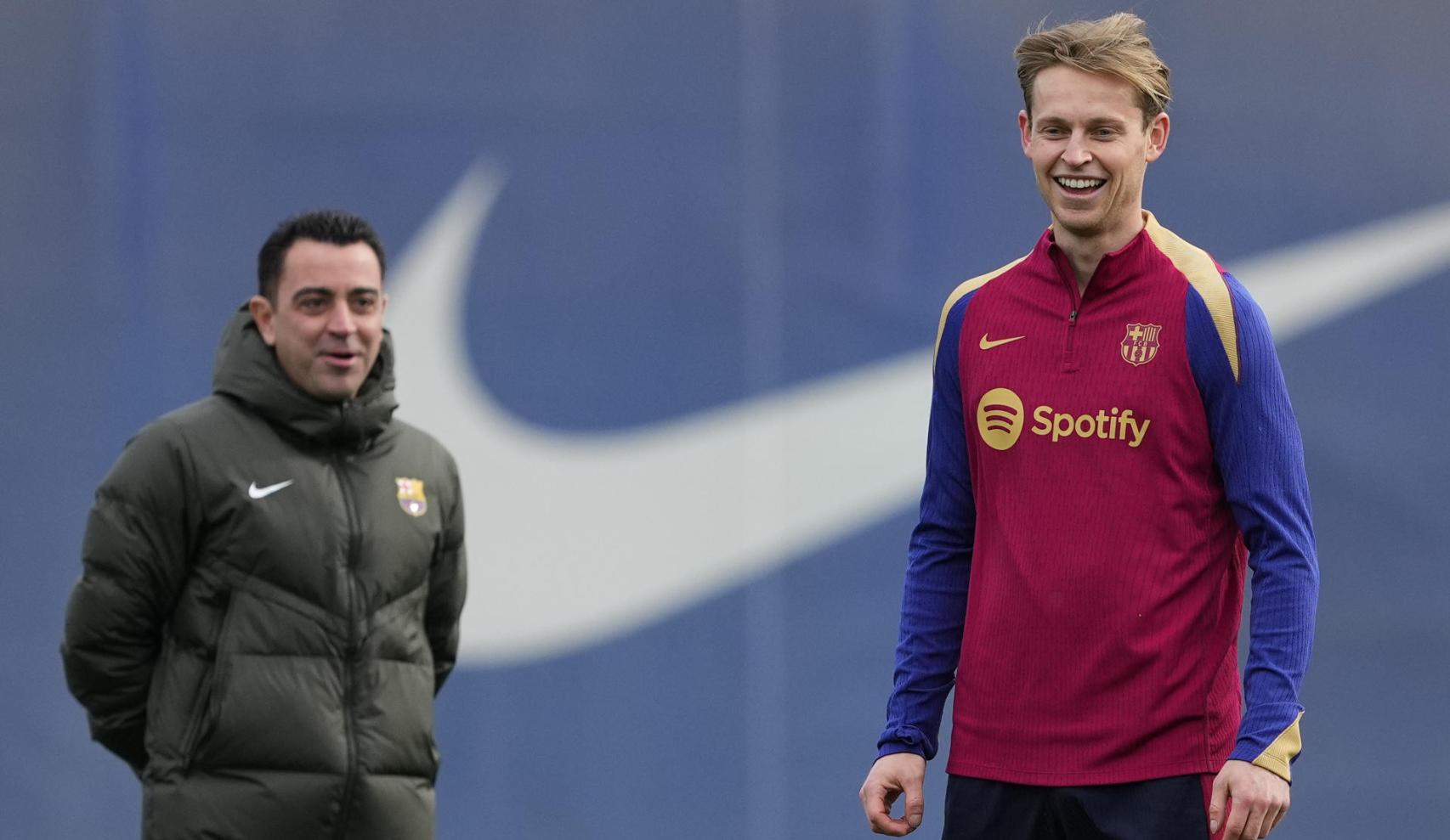 Xavi Hernández, con Frekie de Jong, en el entrenamiento del sábado