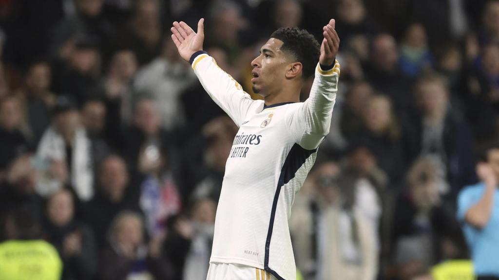 Jude Bellingham hace su clásica celebración tras marcarle un doblete al Girona