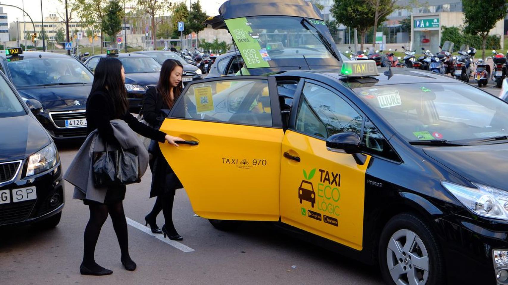Clientas toman un taxi en Barcelona