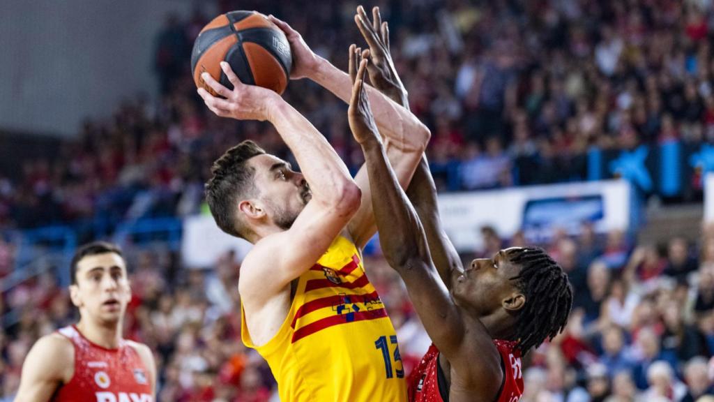 Tomas Satoransky intenta un tiro contra el Baxi Manresa