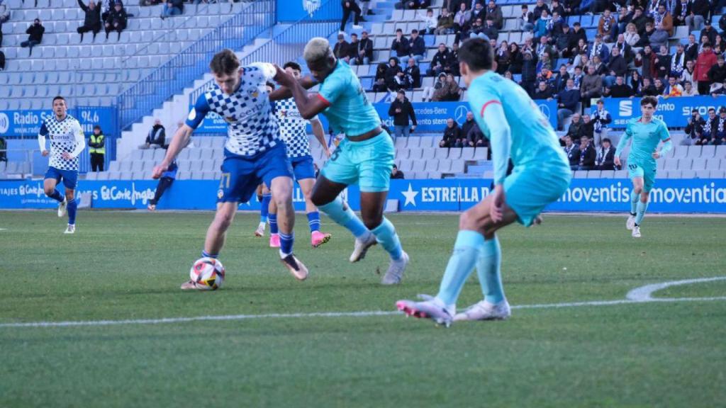 Mika Faye presiona a un jugador del Sabadell