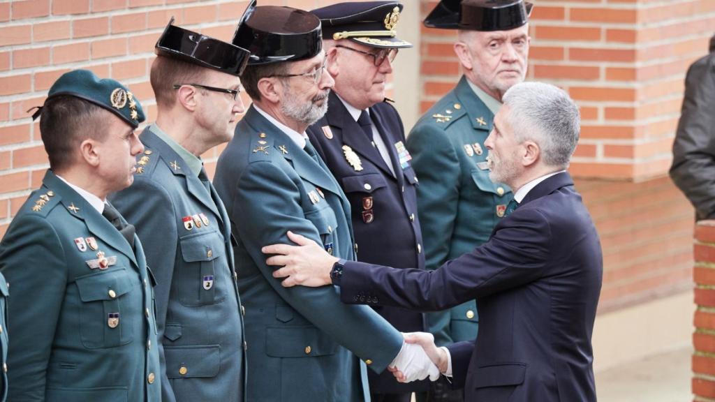 El ministro Grande Marlaska saluda a un agente en la capilla ardiente del guardia civil fallecido en Barbate