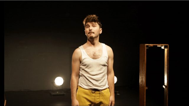 El protagonista durante la representación de la obra