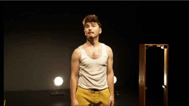 El protagonista durante la representación de la obra