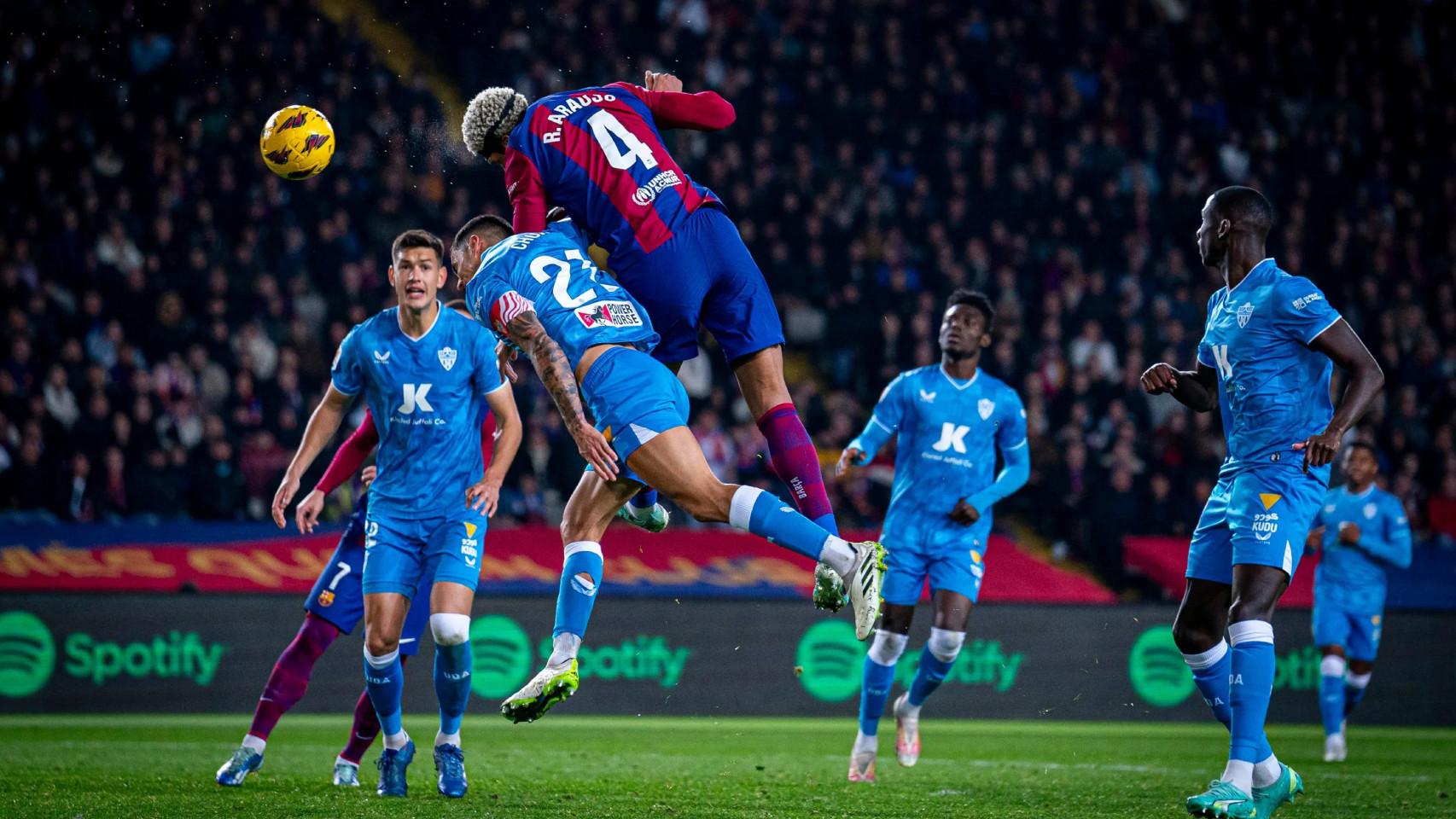 Ronald Araujo se impone en un tiro de esquina contra un jugador del Almería