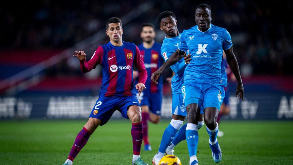 Dion Lopy, dorsal '6' del Almeria, en una disputa de balon con Cancelo