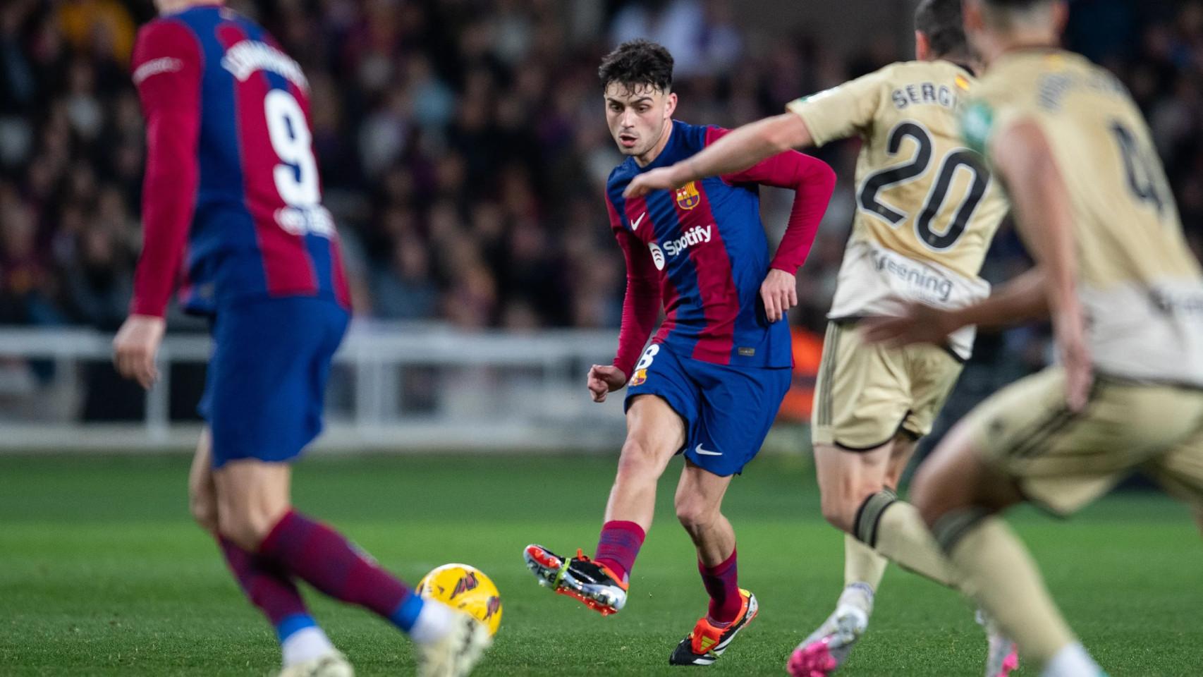 Pedri manda un pase filtrado a Lewandowski en el Barça-Granada