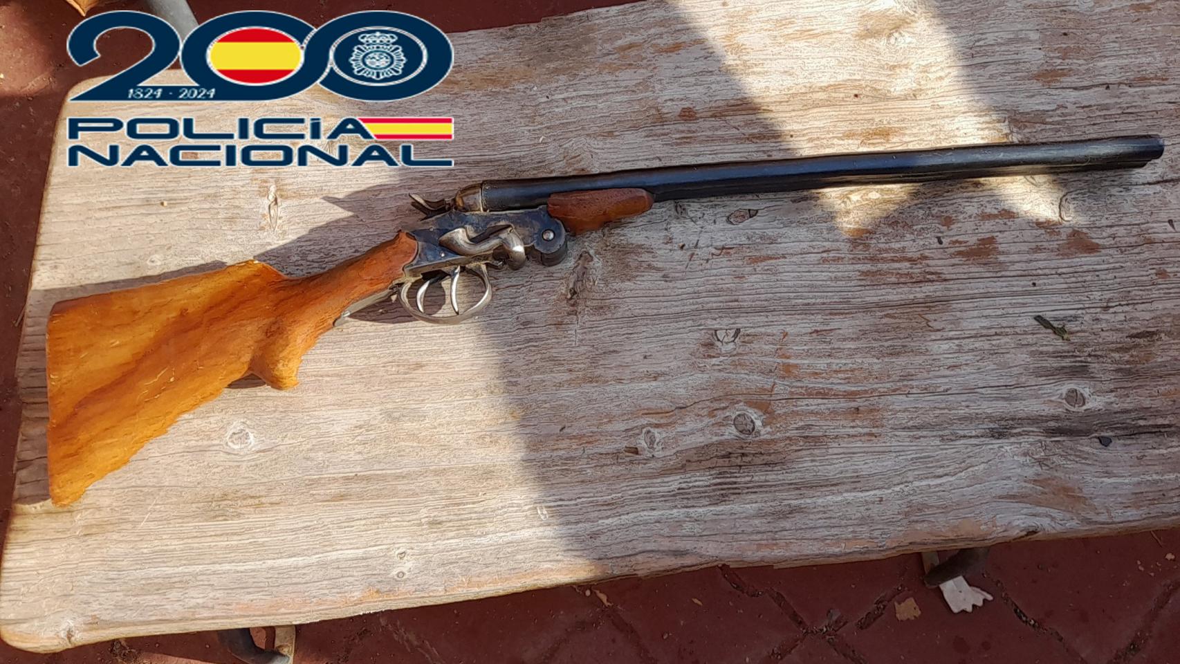 Una de las armas incautadas durante la entrada y registro en Maçanet de la Selva (Girona)