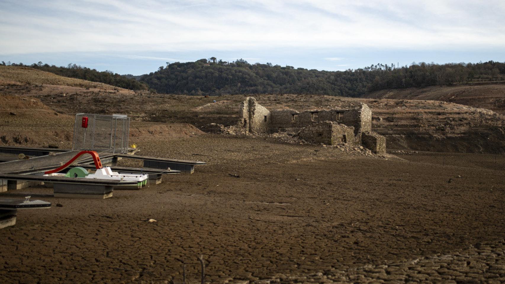 Vista del pantano de Sau, a 22 de enero de 2024, en plena sequía