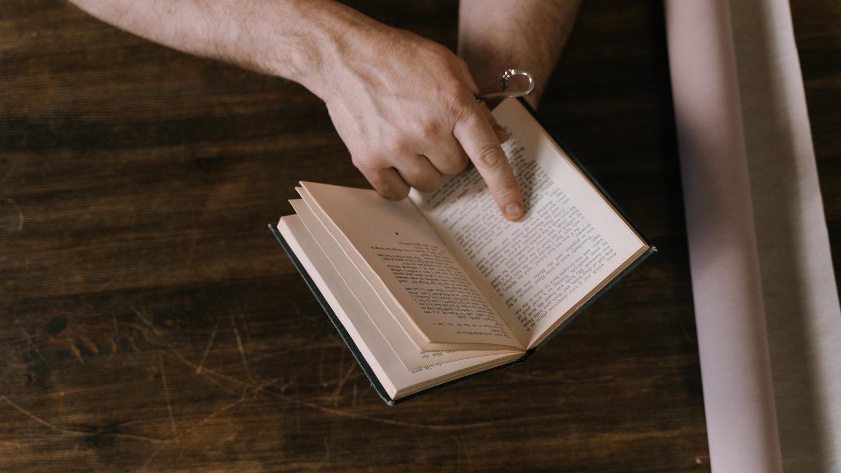 Una persona con un libro en la mano
