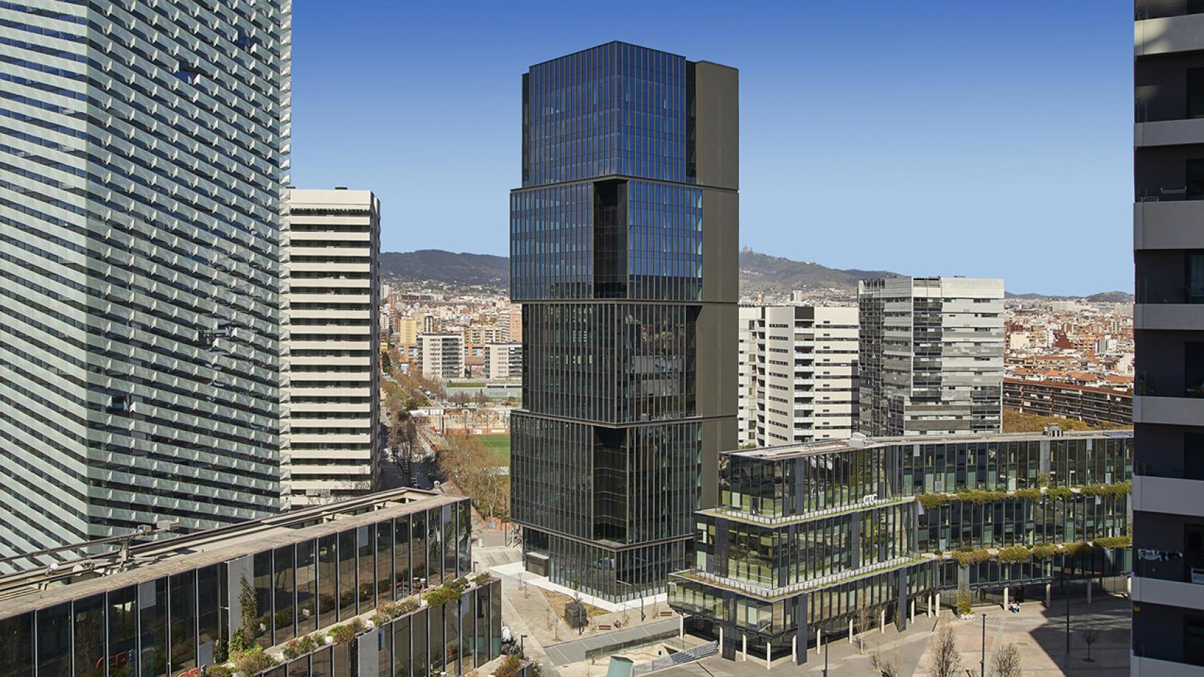 La segunda torre Puig (centro), junto a la primera (izquierda)