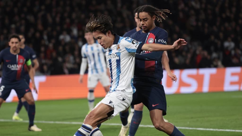 Take Kubo aguanta el balón ante la presión de Bradley Barcola