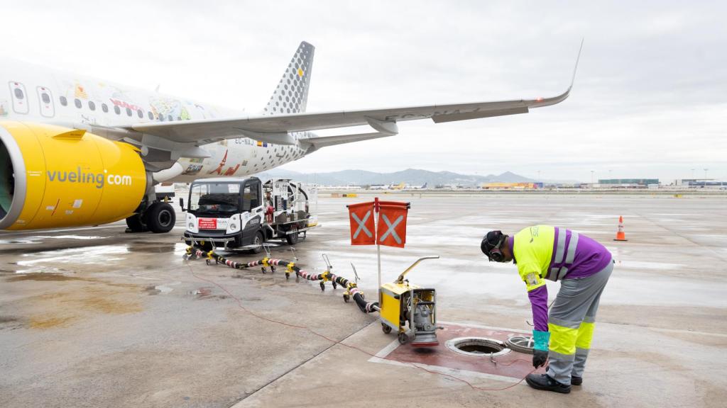 Un avión de Vueling en el momento de cargar combustible SAF
