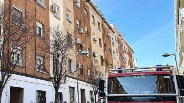 Bomberos en la calle Canigó de Badalona este miércoles