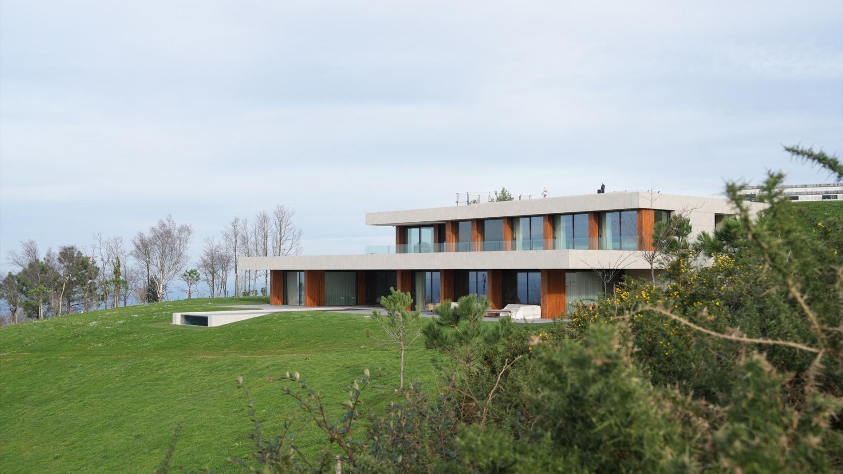 Fachada del chalet del exfutbolista de la Real Sociedad, Xabi Alonso, a 29 de enero de 2024, en Donostia.