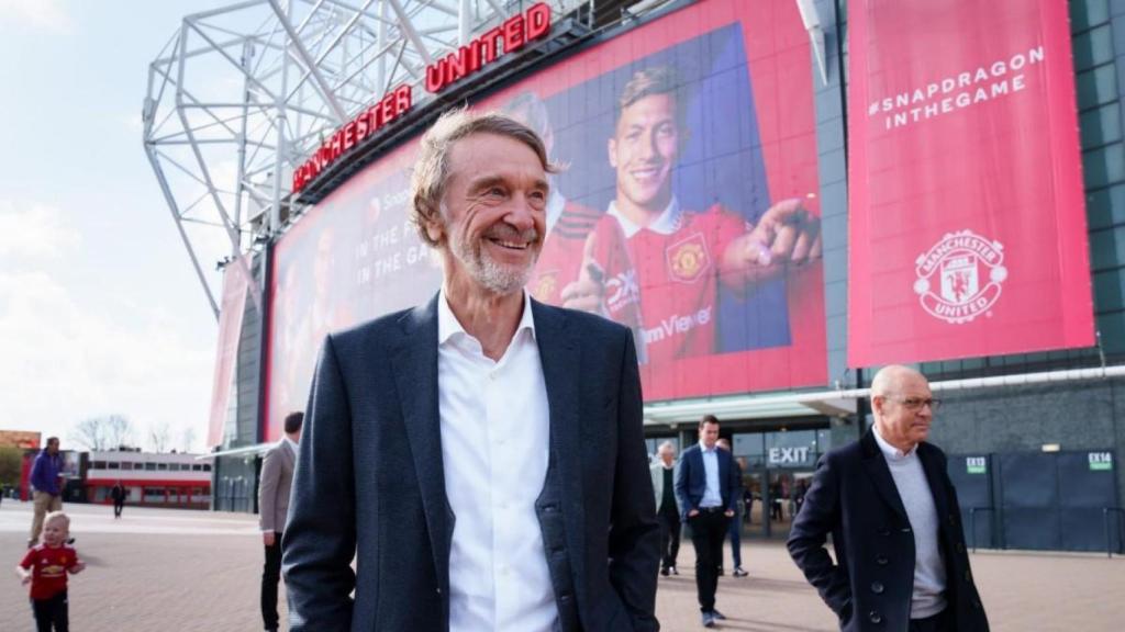 Jim Ratcliffe, delante de Old Trafford, nuevo dueño del 25% del Manchester United