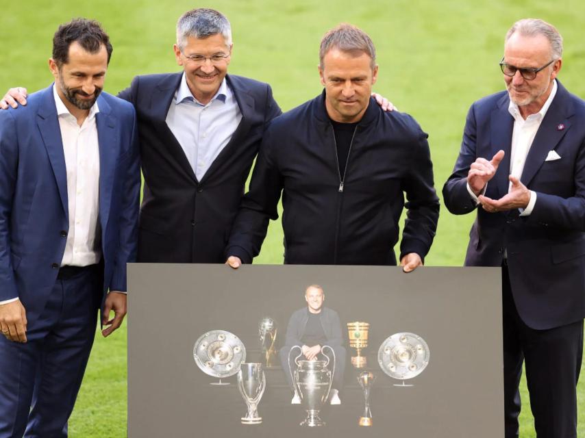 Hansi Flick, homenajeado por el sextete conquistado con el Bayern de Múnich