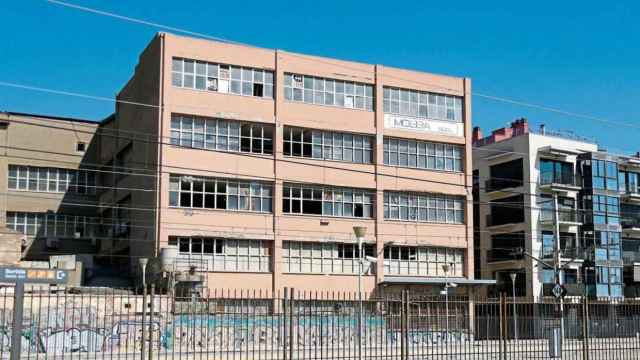Exterior de la Mobba de Badalona, junto a las vías del tren