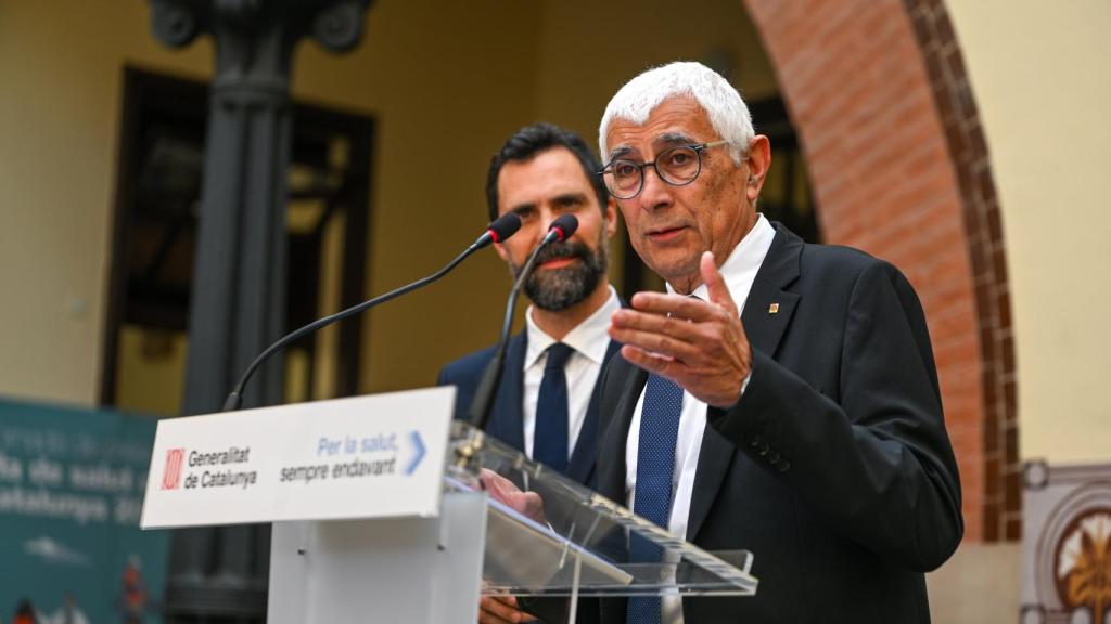 Los consellers Manel Balcells y Roger Torrent durante la presentación del curso de catalán para sanitarios públicos