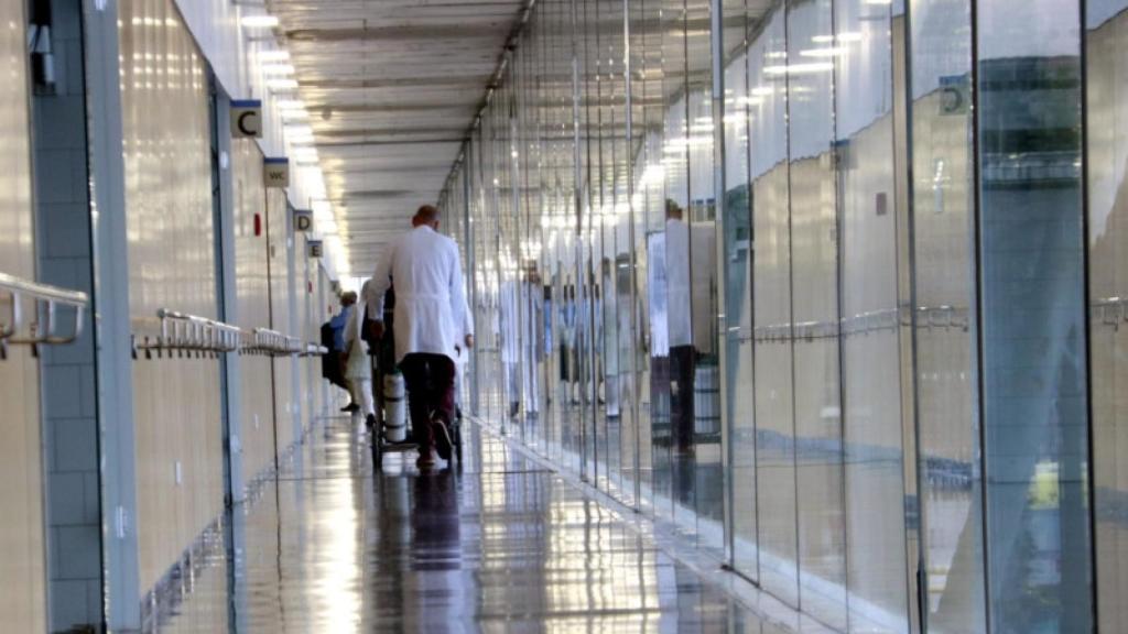 Imagen de un médico en un pasillo del Hospital del Mar