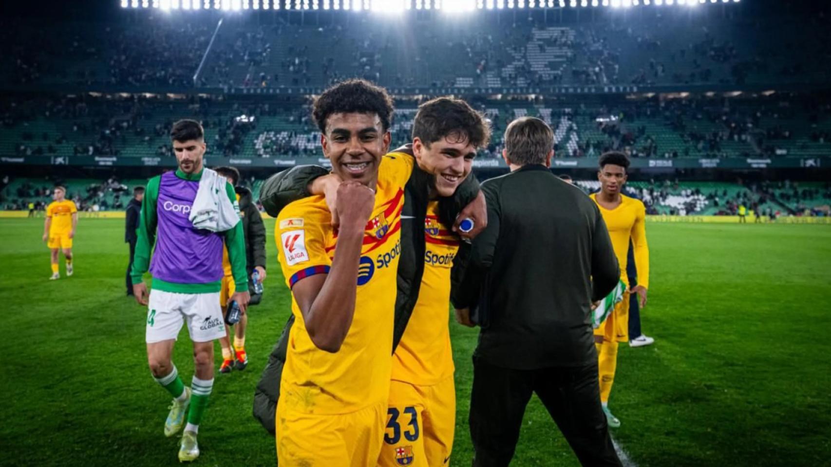 Lamine Yamal y Pau Cubarsí celebran el triunfo del Barça contra el Betis
