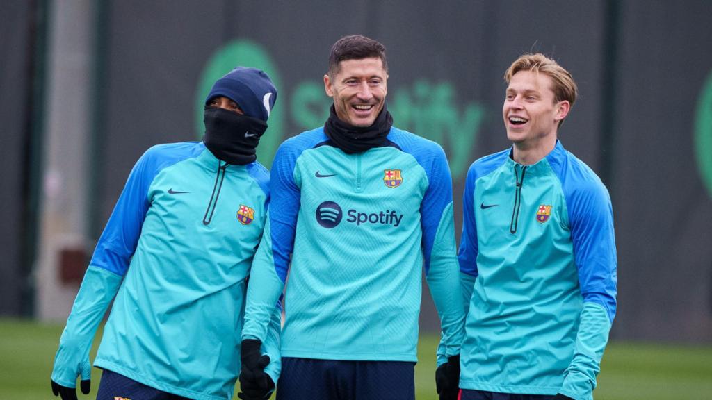 Robert Lewandowski, Frenkie de Jong y un tapado Koundé, durante un entrenamiento